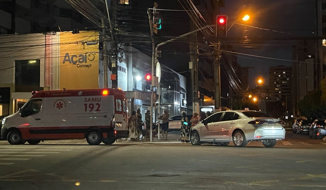 Colisão entre carros deixa feridos no bairro Ponta Verde, em Maceió