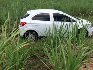 Condutor perde controle e capota veículo em Coruripe