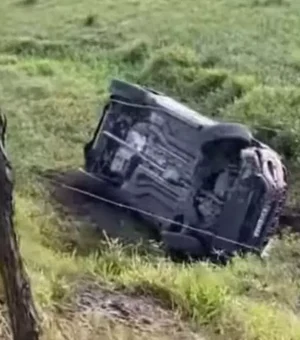 Ultrapassagem indevida causa capotamento com quatro feridos na BR-104