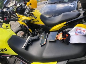 Dois homens são presos em flagrante após roubar moto no Jacintinho