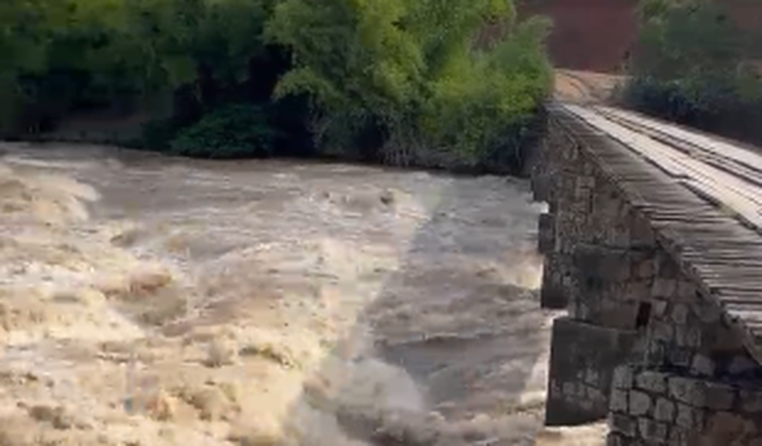 [Vídeo] Chuvas intensas elevam nível de rio e de barragem na Usina Santa Clotilde