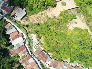 Defesa Civil de Maceió lança drones para investigar área de risco na Chã da Jaqueira