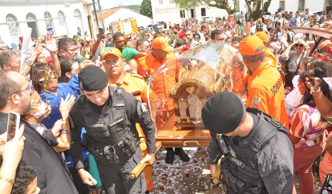 Milhares de fiéis recebem relíquias de Santa Teresinha na cidade histórica de Penedo