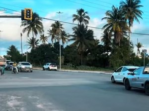 [Vídeo] Semáforo apagado preocupa condutores que trafegam por Marginal do Riacho Piauí, em Arapiraca