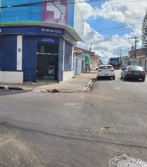 Carro invade farmácia após colisão em cruzamento movimentado de Arapiraca