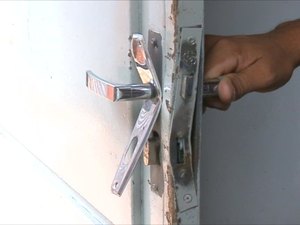 Fiel vai à igreja e quando retorna encontra casa arrombada