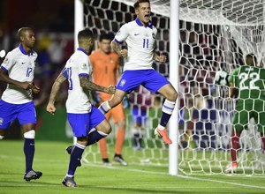 Coutinho comanda vitória do Brasil por 3 a 0 sobre a Bolívia