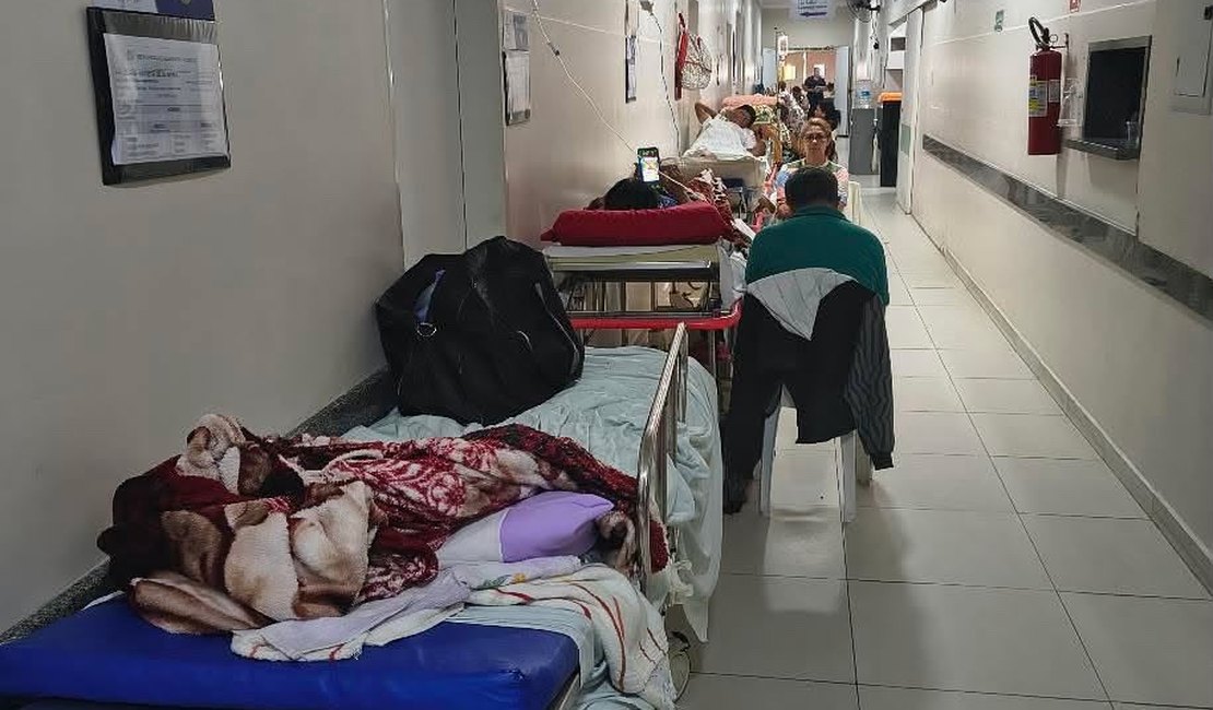 Corredores do Hospital Regional de Arapiraca voltam a ser tomados por macas