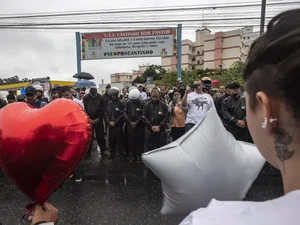 “Tento não chorar na frente dele”, diz pai de menino que sobreviveu a ataque a creche