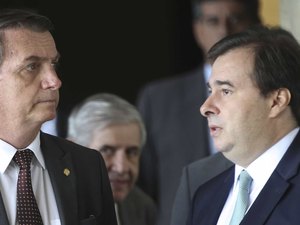 Bolsonaro: estou 'namorando' Rodrigo Maia; é um parceiro