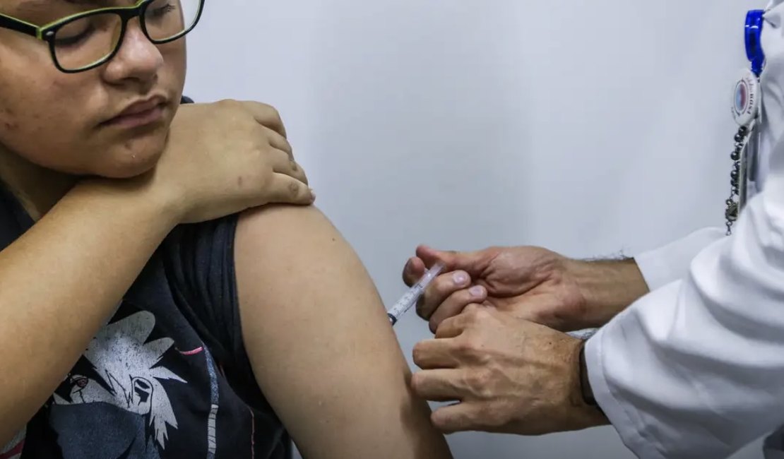 Jovens de 15 a 19 anos podem se vacinar contra HPV até junho de 2026