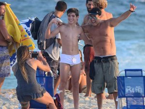 Sérgio Mallandro encolhe a barriga ao tirar com fã na praia