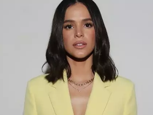 Bruna Marquezine critica inação do governo Bolsonaro sobre o petróleo nas praias do Nordeste