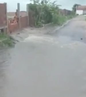 [Vídeo] Moradores cobram da prefeitura de Arapiraca solução para alagamentos no bairro Canafístula