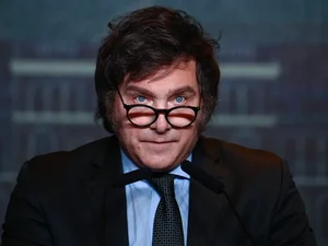 Milei assina decreto para expulsar estrangeiros que atacarem argentinos