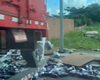 Populares saqueiam carga de suco após acidente no Distrito Industrial, em Maceió