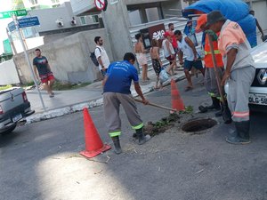 Turista machuca costelas após cair em bueiro na orla de Maceió