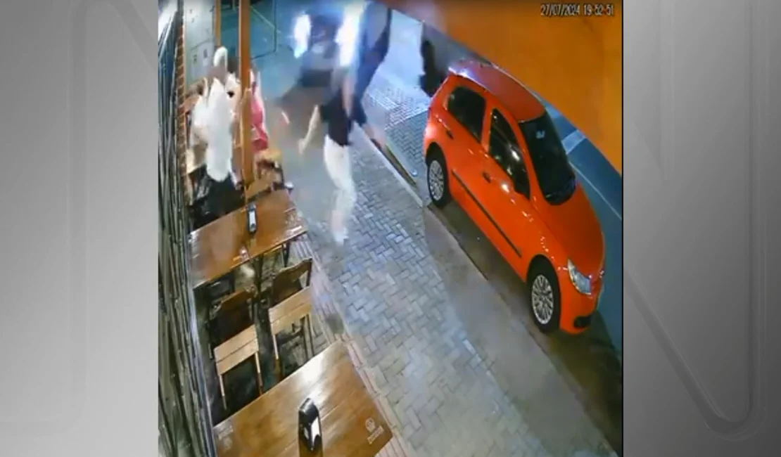 [Vídeo] Caminhonete invade restaurante e mata mãe e filha no Paraná