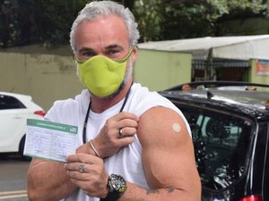 Aos 54 anos, Mateus Carrieri recebe 2ª dose da vacina contra covid-19