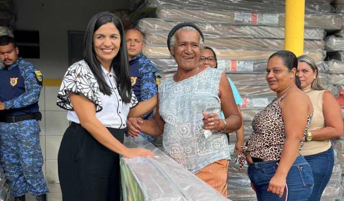 Prefeitura entrega mil colchões aos afetados pelas chuvas em São Luís do Quitunde