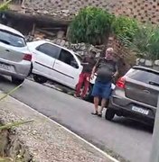 Dois carros colidem de frente e bloqueiam via na ladeira da Moenda, em Maceió