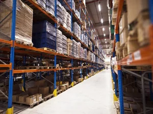 EUA planeja armazenar e enviar imigrantes como mercadorias da Amazon