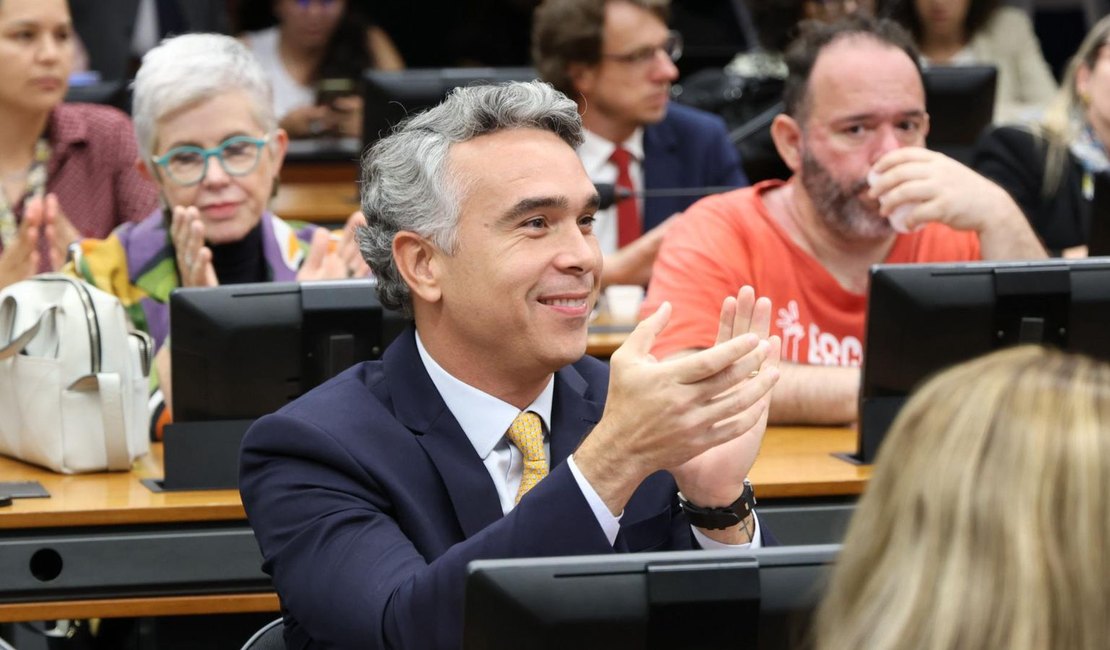 Rafael Brito comemora aprovação de Projeto de Lei que cria piso salarial para profissionais da educação