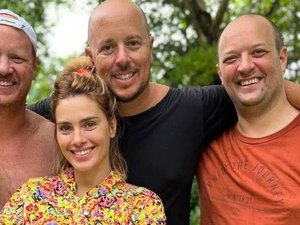 Carolina Dieckmann aparece em foto rara com irmãos e web reage: 'Roubou a beleza e o cabelo deles'