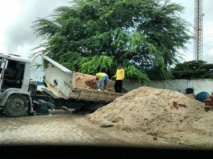Caçamba afunda e abre cratera em Santana do Ipanema 