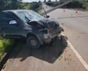 Carro colide em poste após desviar de buraco na AL-110, em Arapiraca
