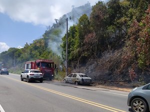Veículo pega fogo próximo ao Hotel Pratagi em Maceió