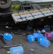 Caminhão carregado de garrafões de água tomba em Viçosa