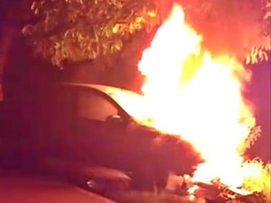 Carro pega fogo após colidir com motocicleta na AL-220, em Campo Grande