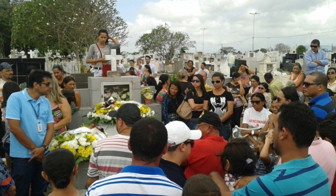 Professor assassinado com requintes de crueldade é enterrado em Arapiraca