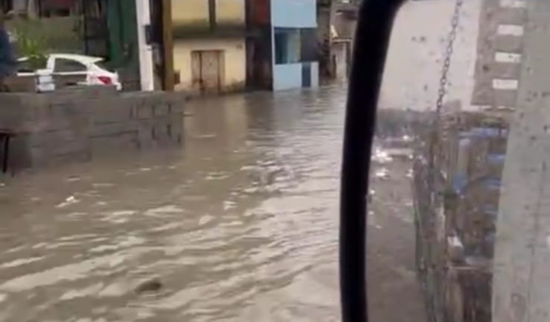 [Vídeo] Alagamentos provocam caos no trânsito de Maceió