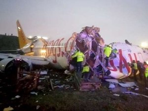 Avião sai da pista e se parte ao meio na Turquia