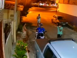 [Vídeos] Câmera de segurança flagra homens armados roubando motocicleta