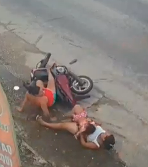 Colisão entre carro e moto em Penedo deixa três feridos; criança está entre as vítimas