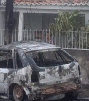 Carro e poste ficam destruídos após colisão em Olho D’Água das Flores