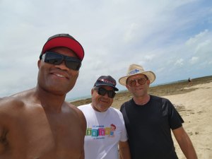 Anderson Silva é fotografado ao lado de Paulo Nunes na Praia de São Bento, em Maragogi