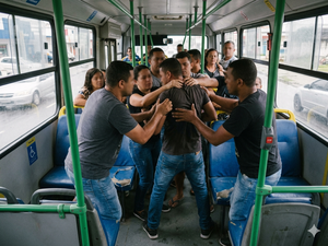 Passageiros contêm homem acusado mostrar as partes íntimas em ônibus de Maceió