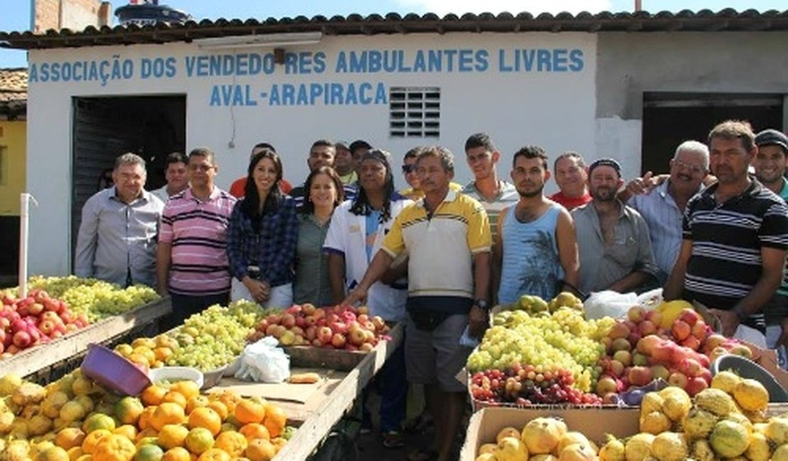 Município apresenta colete e cadastra ambulantes do Centro