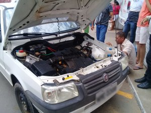 Cobra é achada dentro de carro no estacionamento do Hospital Chama, em Arapiraca
