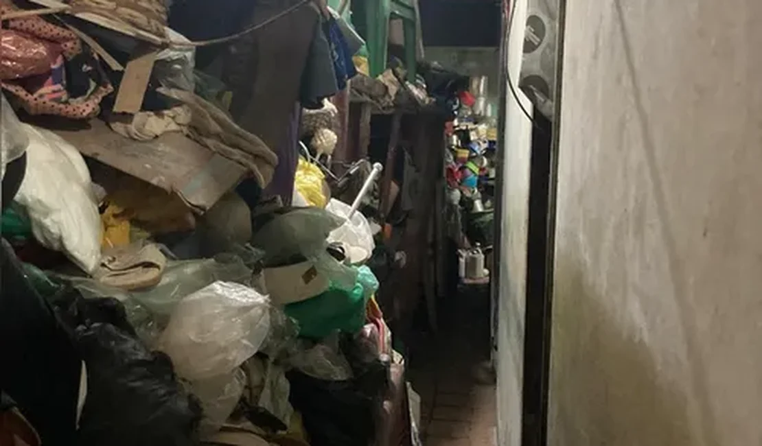 Mulher convivia com 25 anos de acúmulo de lixo em residência alvo de operação da Vigilância