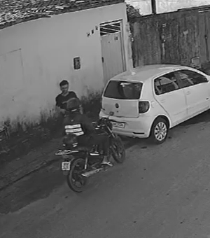 Câmeras flagram homem com uniforme de motoboy praticando assaltos no Benedito Bentes