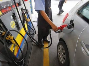 Preços de combustíveis continuam em queda na capital alagoana