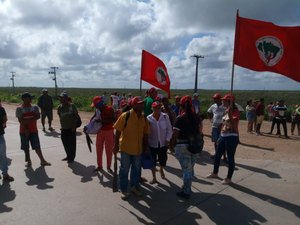 Trabalhadores rurais fecham rodovias em Teotônio Vilela, Branquinha e Coruripe