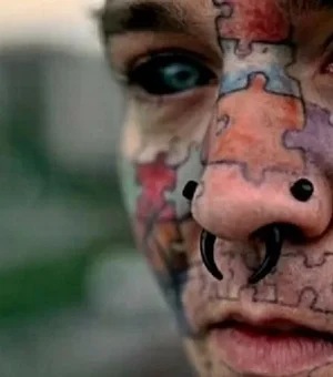 Homem gastou R$ 96 mil com tatuagem no rosto ?Não quero parecer humano
