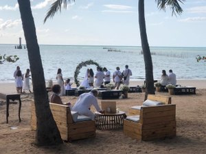 Em meio à pandemia, casal realiza cerimônia de casamento na orla de Maceió