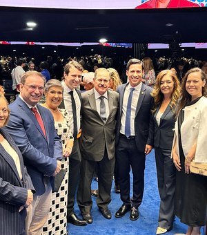 Luciano e Daniel representam Arapiraca na entrega da Comenda Ceci Cunha a ex-prefeita Célia Rocha